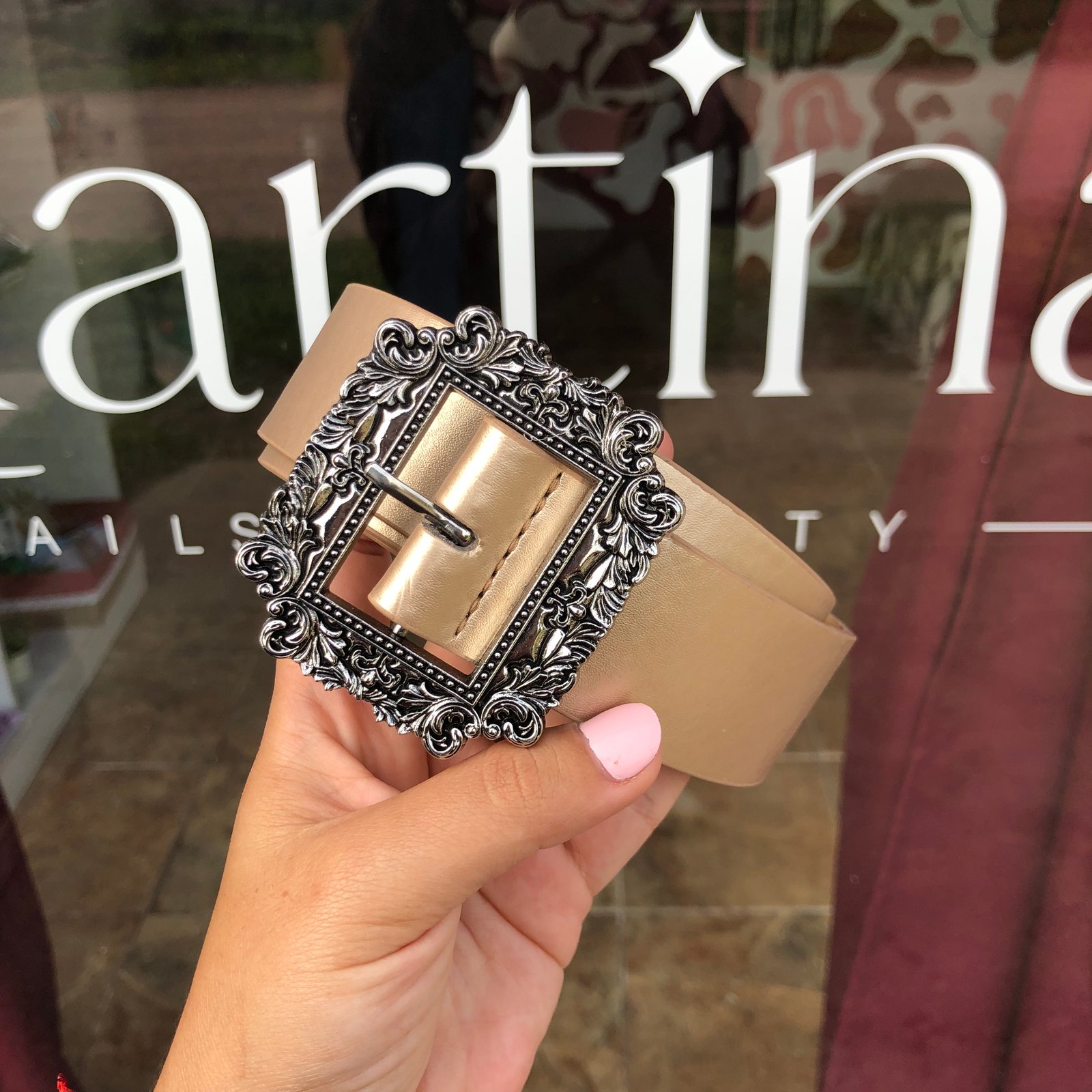 Cinto dorado elegante